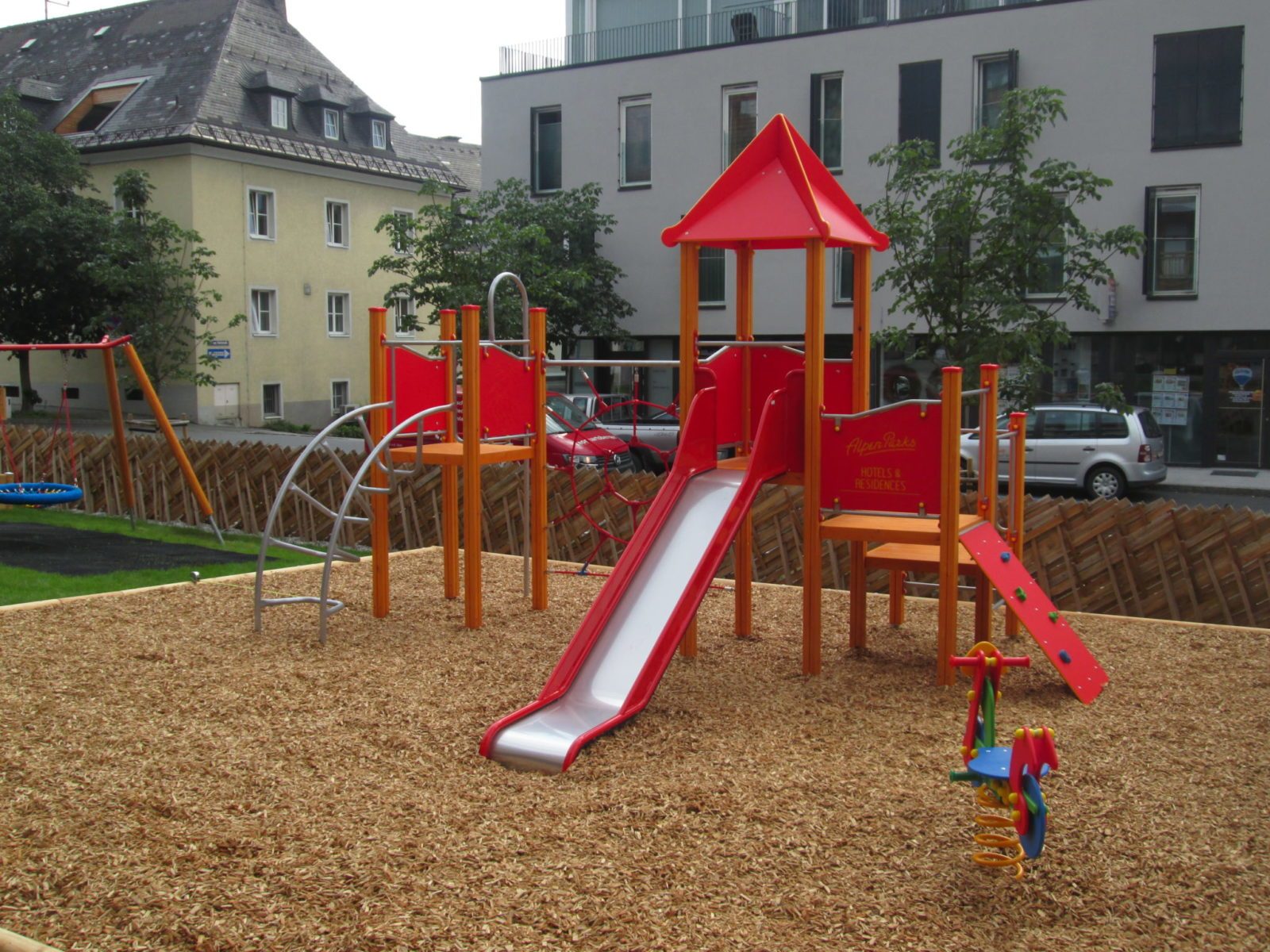 Alpen Parks Holz-Stahl-Spielgerät und Rutsche